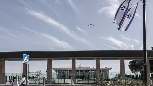 Kampfjets der deutschen und der israelischen Luftwaffe fliegen über Jerusalem.