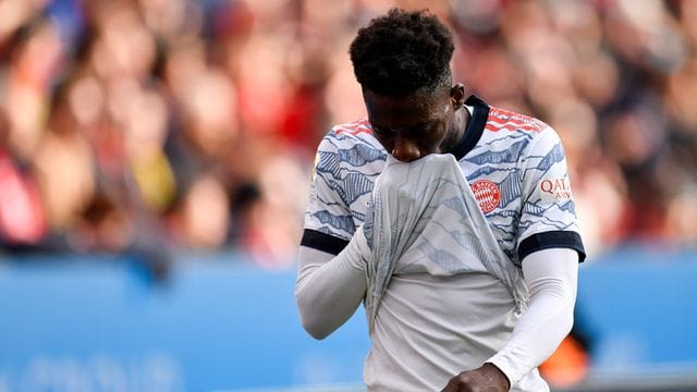 Münchens Alphonso Davies verlässt bei seiner Auswechselung den Platz.