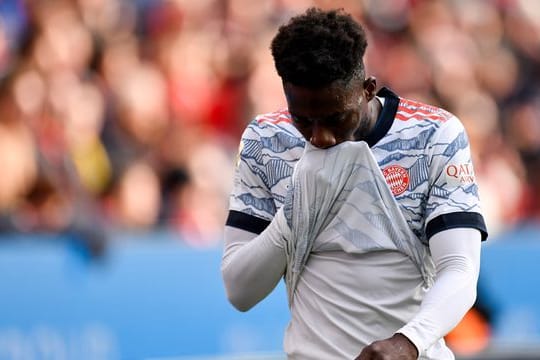 Münchens Alphonso Davies verlässt bei seiner Auswechselung den Platz.