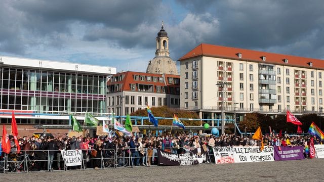 Zahlreiche Gegendemonstranten haben sich zum Jahrestag der Pegida-Bewegung in Dresden versammelt. Zahlreiche Gegendemonstranten haben sich zum Jahrestag der Pegida-Bewegung in Dresden versammelt.