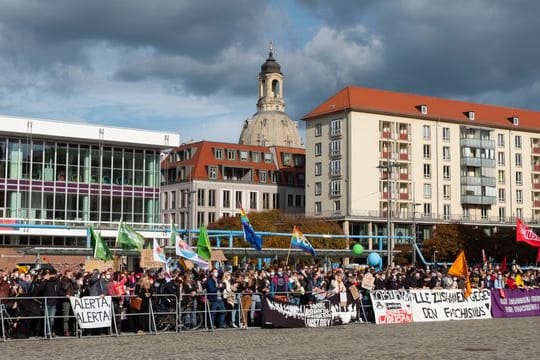Zahlreiche Gegendemonstranten haben sich zum Jahrestag der Pegida-Bewegung in Dresden versammelt.