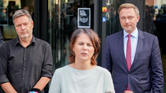 Robert Habeck (l) kritisierte die Andeutungen von Christian Lindner (r) als "nicht hilfreich". Robert Habeck (l) kritisierte die Andeutungen von Christian Lindner (r) als "nicht hilfreich".