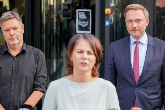 Robert Habeck (l) kritisierte die Andeutungen von Christian Lindner (r) als "nicht hilfreich".