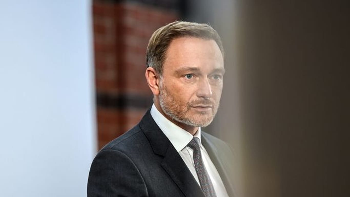 Christian Lindner, Fraktionsvorsitzender und Parteivorsitzender der FDP, gibt nach einer gemeinsamen Sitzung des FDP-Bundesvorstand und der neugewählten Bundestagsfraktion zur Aufnahme von Koalitionsverhandlungen mit SPD und Grünen ein Statement ab.