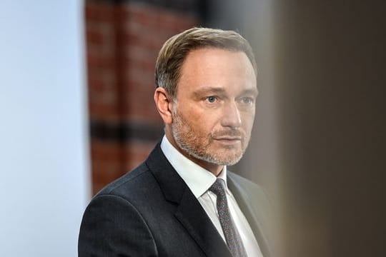 Christian Lindner, Fraktionsvorsitzender und Parteivorsitzender der FDP, gibt nach einer gemeinsamen Sitzung des FDP-Bundesvorstand und der neugewählten Bundestagsfraktion zur Aufnahme von Koalitionsverhandlungen mit SPD und Grünen ein Statement ab.