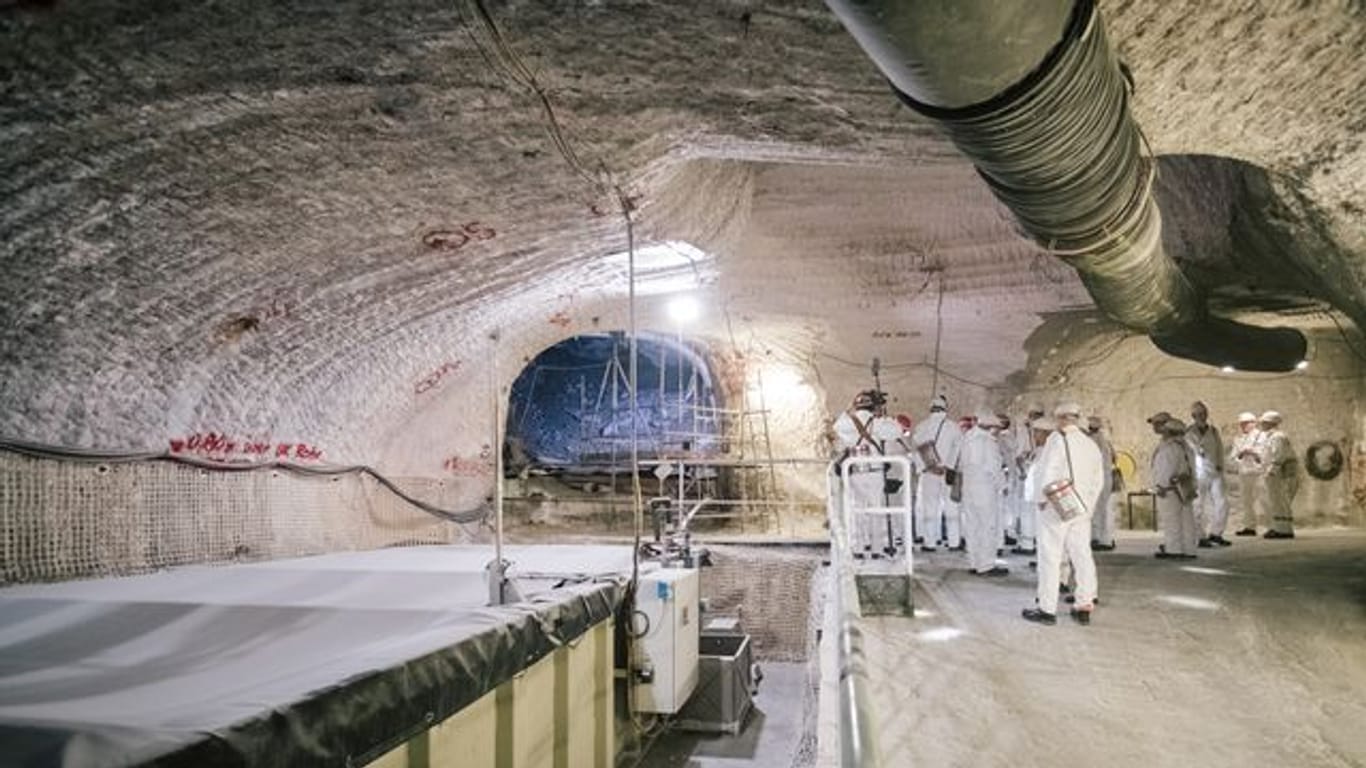 Im Atommülllager Asse lagern seit mehr als 50 Jahren Fässer mit schwach- und mittelradioaktiven Abfällen, die geborgen werden müssen, weil Wasser eindringt.