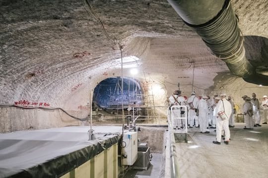 Im Atommülllager Asse lagern seit mehr als 50 Jahren Fässer mit schwach- und mittelradioaktiven Abfällen, die geborgen werden müssen, weil Wasser eindringt.