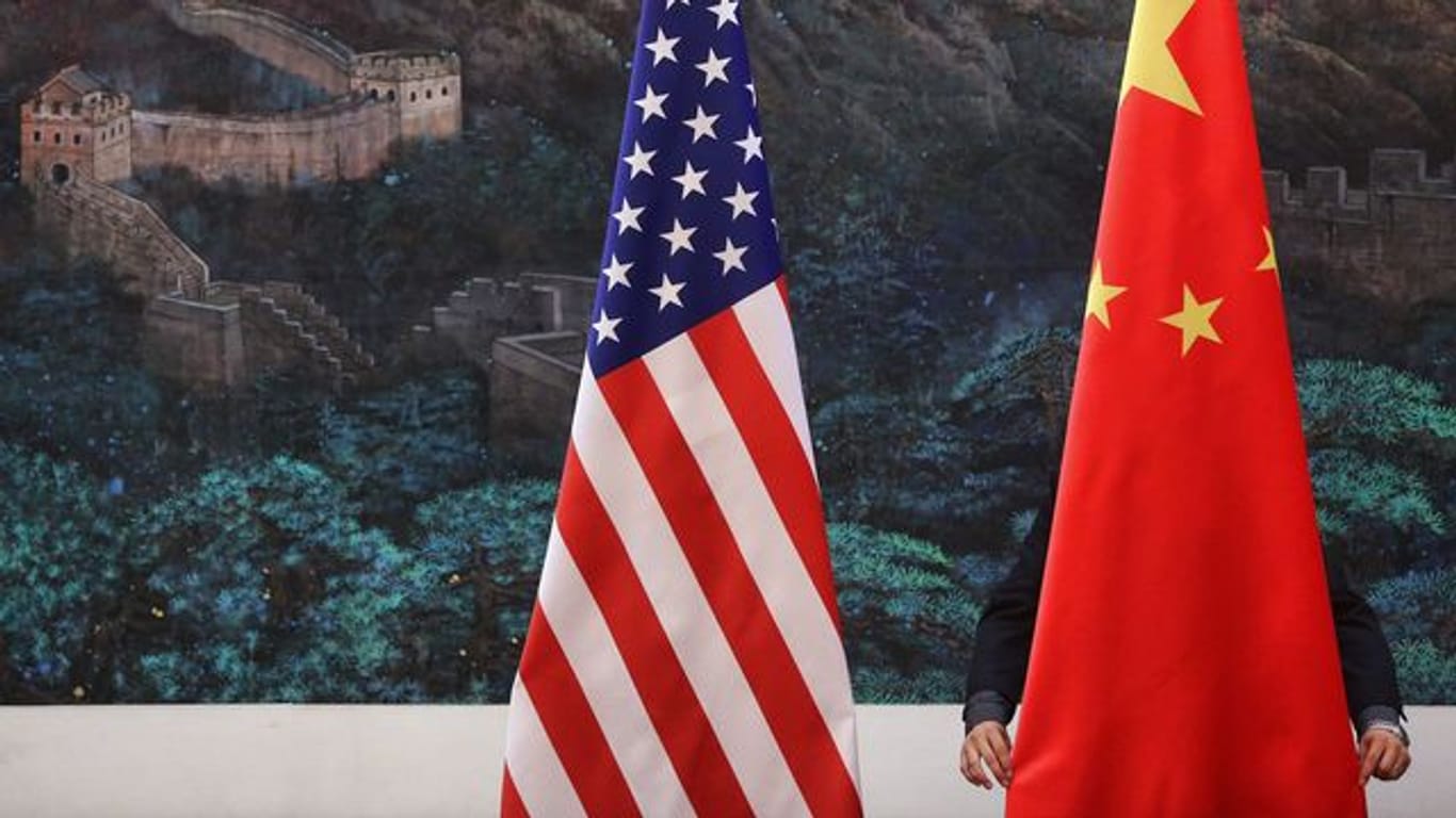 Flaggen der Vereinigten Staaten und der Volksrepublik China.