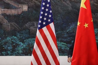 Flaggen der Vereinigten Staaten und der Volksrepublik China.