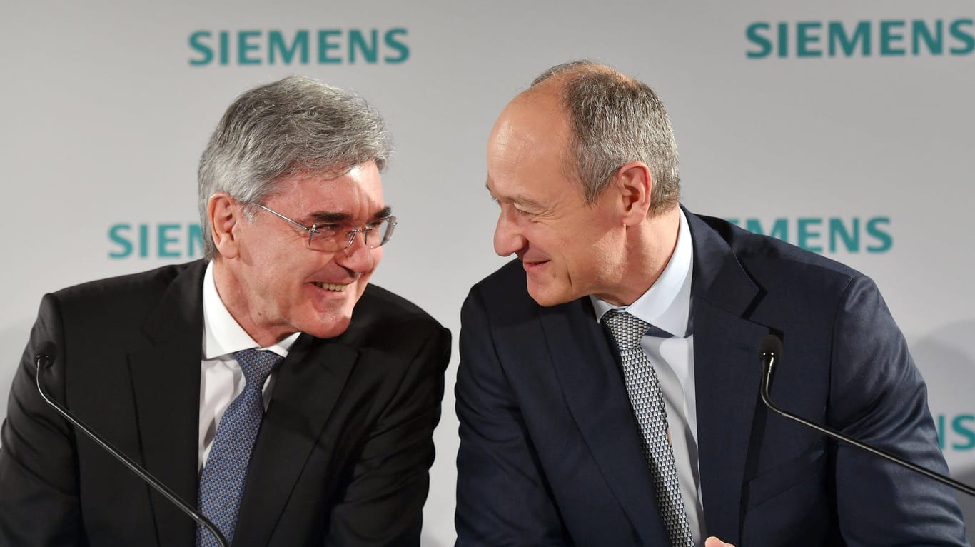 Siemens-Chef Roland Busch (rechts) bei der Amtsübergabe durch seinen Vorgänger Joe Kaeser