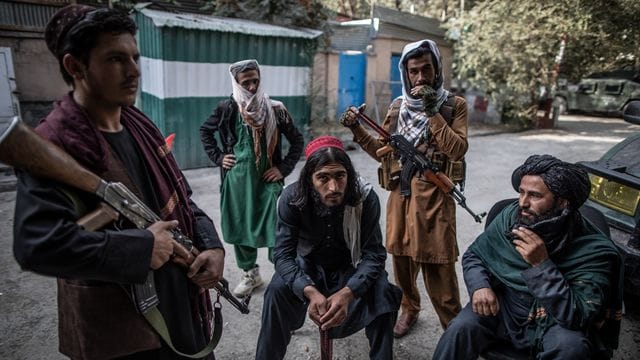 Taliban-Kämpfer halten Wache vor einer Polizeistation in Kabul. Taliban-Kämpfer halten Wache vor einer Polizeistation in Kabul.