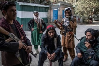 Taliban-Kämpfer halten Wache vor einer Polizeistation in Kabul.