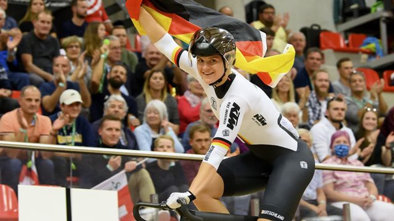 Feiert im Velodrome Suisse bei der EM ihren Sieg im Keirin: Lea Sophie Friedrich.