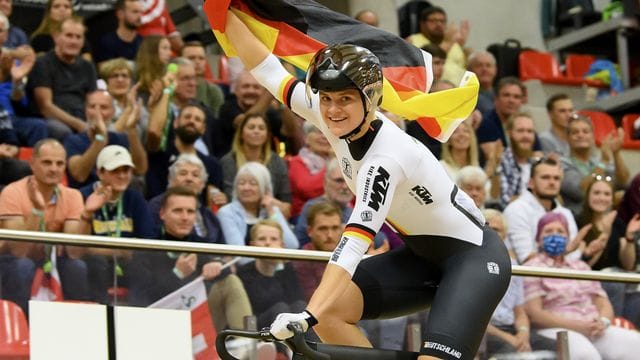 Feiert im Velodrome Suisse bei der EM ihren Sieg im Keirin: Lea Sophie Friedrich.