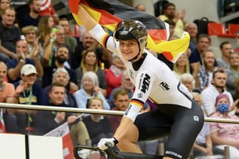 Feiert im Velodrome Suisse bei der EM ihren Sieg im Keirin: Lea Sophie Friedrich.