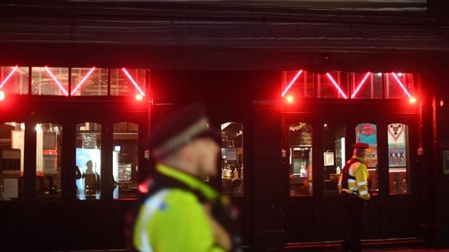 Türsteher dringend gesucht: Viele Clubs in Großbritannien haben ein Problem. Türsteher dringend gesucht: Viele Clubs in Großbritannien haben ein Problem.