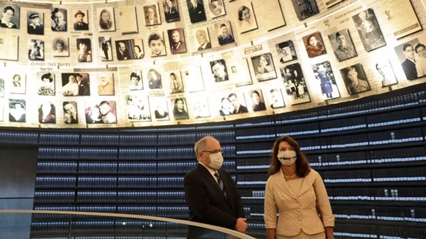 Ann Linde (r), Außenministerin von Schweden, besucht die Halle der Namen in der Holocaust-Gedenkstätte Yad Vashem.