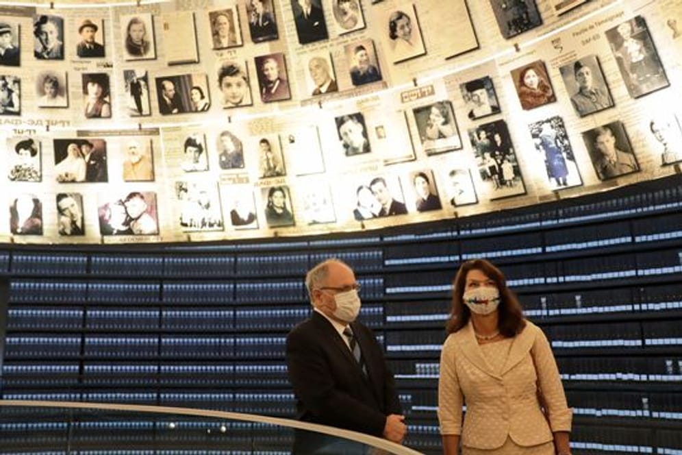 Ann Linde (r), Außenministerin von Schweden, besucht die Halle der Namen in der Holocaust-Gedenkstätte Yad Vashem.
