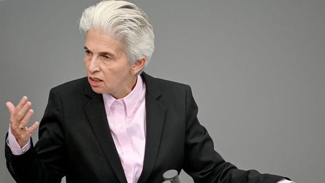 Marie-Agnes Strack-Zimmermann (FDP) spricht sich dafür aus, sich bei der Zusammensetzung des Bundeskabinetts zuerst auf die fachliche Qualifikation zu konzentrieren. Marie-Agnes Strack-Zimmermann (FDP) spricht sich dafür aus, sich bei der Zusammensetzung des Bundeskabinetts zuerst auf die fachliche Qualifikation zu konzentrieren.