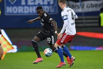 Wurde im Volksparkstadion rassistisch beleidigt: Düsseldorfs Khaled Narey (l) im Duell um den Ball mit Sebastian Schonlau.