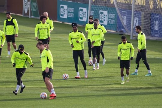 Die BVB-Spieler wärmen sich beim Abschlusstraining für das Spiel in Amsterdam auf.