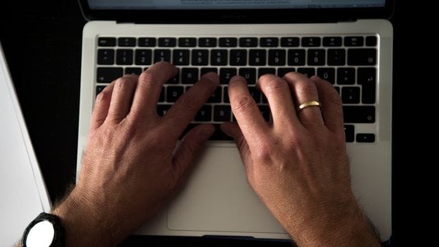 Einer Untersuchung zufolge waren soziale Plattformen zu Beginn der Pandemie von der Welle an Online-Rassismus überwältigt. Einer Untersuchung zufolge waren soziale Plattformen zu Beginn der Pandemie von der Welle an Online-Rassismus überwältigt.
