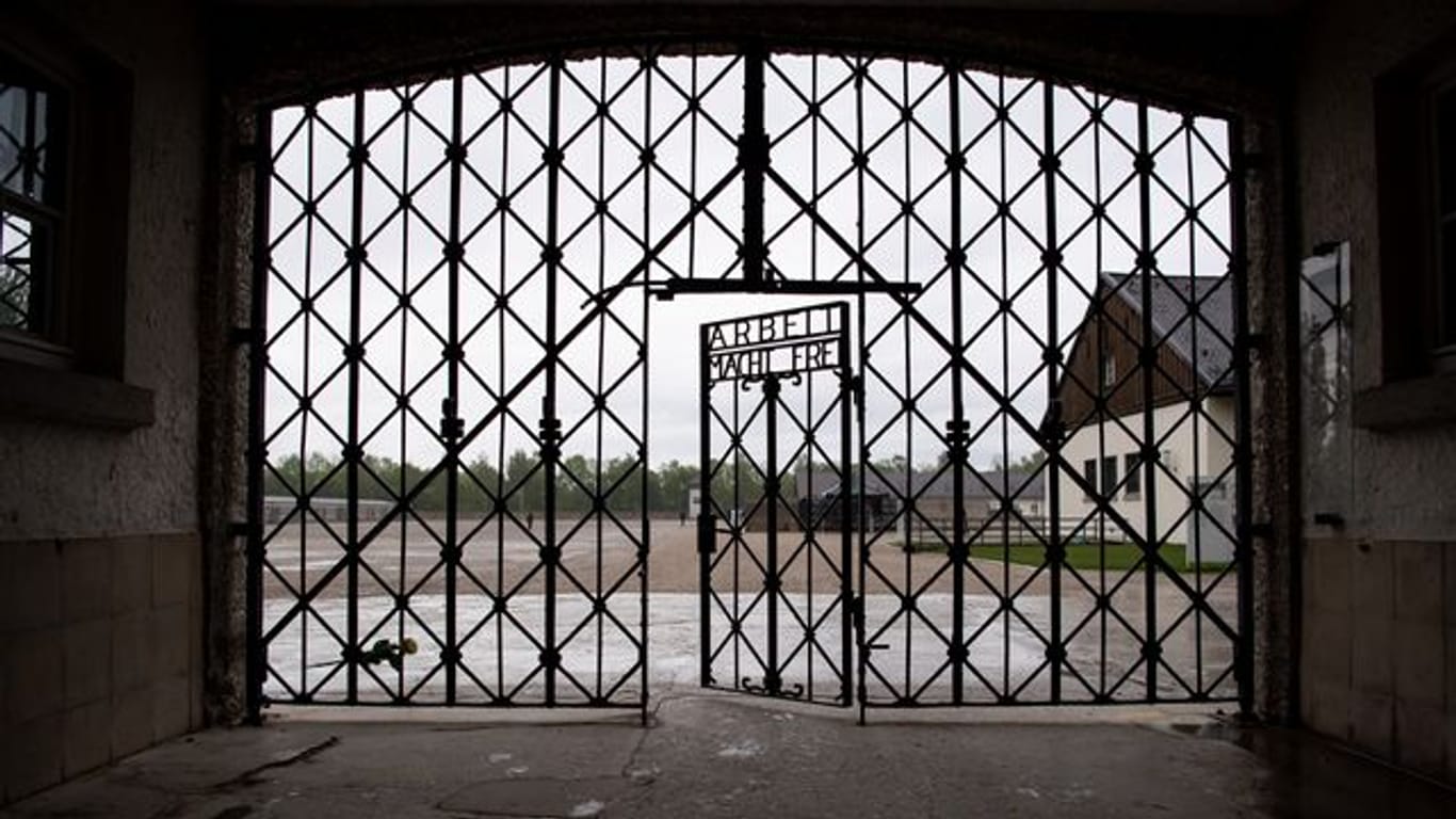 Das Eingangstor mit der Inschrift "Arbeit macht frei" ist an der Gedenkstätte des Konzentrationslagers Dachau zu sehen.