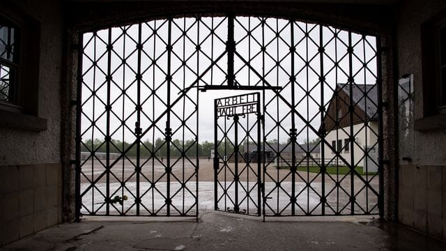 Das Eingangstor mit der Inschrift "Arbeit macht frei" ist an der Gedenkstätte des Konzentrationslagers Dachau zu sehen. Das Eingangstor mit der Inschrift "Arbeit macht frei" ist an der Gedenkstätte des Konzentrationslagers Dachau zu sehen.