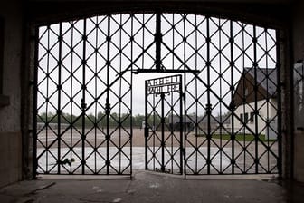 Das Eingangstor mit der Inschrift "Arbeit macht frei" ist an der Gedenkstätte des Konzentrationslagers Dachau zu sehen.
