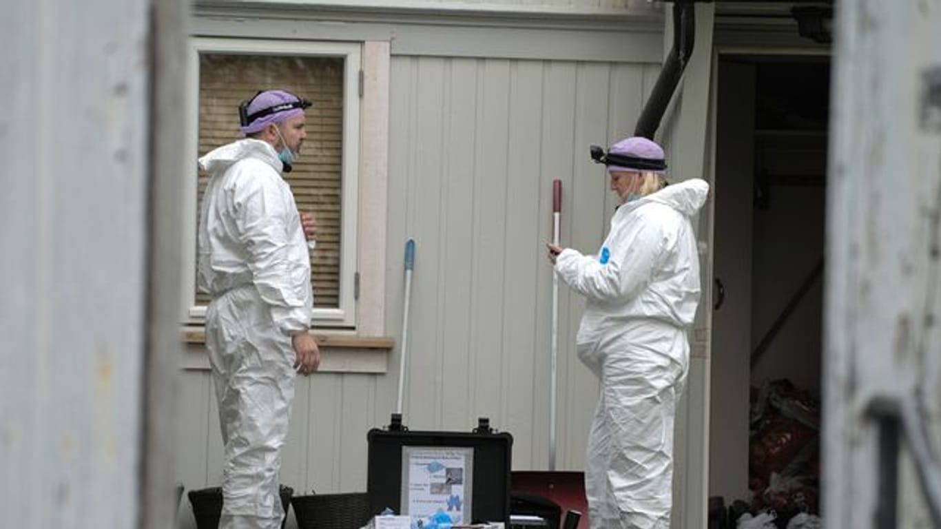 Techniker der Polizei untersuchen die Wohnung des Mannes, der in Kongsberg fünf Menschen getötet hat.