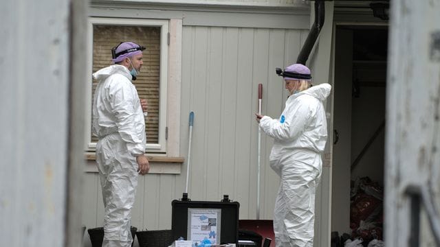 Techniker der Polizei untersuchen die Wohnung des Mannes, der in Kongsberg fünf Menschen getötet hat. Techniker der Polizei untersuchen die Wohnung des Mannes, der in Kongsberg fünf Menschen getötet hat.
