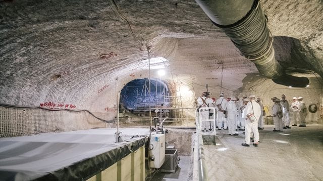 Eine Besuchergruppe steht im Atommülllager Asse neben einem Sammelbecken für radioaktiv belastete Lauge. Eine Besuchergruppe steht im Atommülllager Asse neben einem Sammelbecken für radioaktiv belastete Lauge.