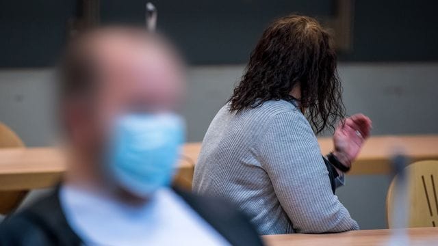 Nach dem gewaltsamen Tod einer gefesselten 19-Jährigen in der Weser im niedersächsischen Kreis Nienburg stehen zwei Männer und eine Frau seit Februar wegen Mordes vor Gericht. Nach dem gewaltsamen Tod einer gefesselten 19-Jährigen in der Weser im niedersächsischen Kreis Nienburg stehen zwei Männer und eine Frau seit Februar wegen Mordes vor Gericht.