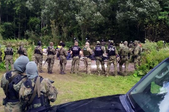 Migranten werden nach dem Grenzübertritt von Belarus nach Polen im Dorf Usnarz Gorny festgehalten.