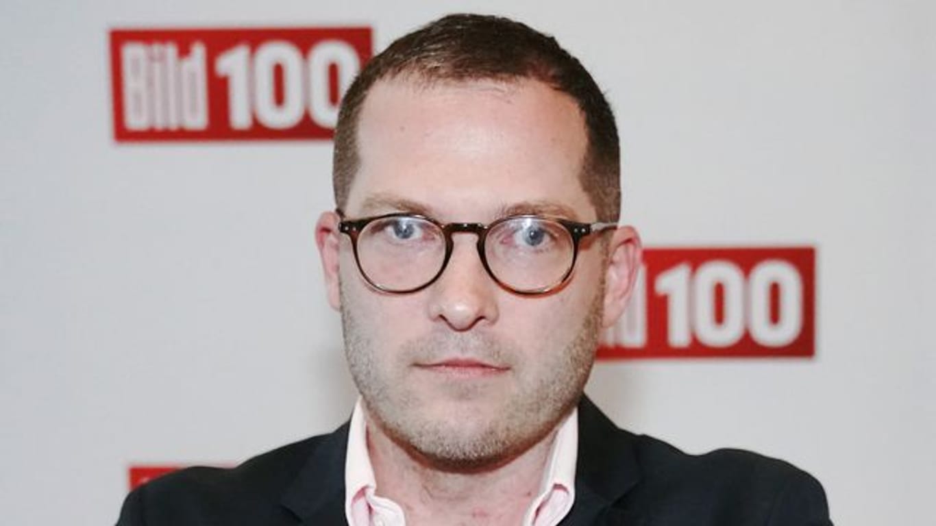 Der damalige "Bild"-Chefredakteur Julian Reichelt ist von Axel Springer von seinen Aufgaben entbunden worden.