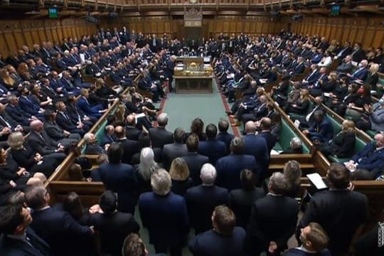 Mit einer Schweigeminute haben die Abgeordneten im britischen Unterhaus ihres getöteten Kollegen David Amess gedacht.