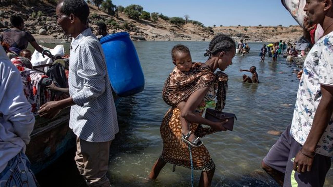 Flüchtlinge aus der Region Tigray kommen am Ufer des Tekeze-Setit im Sudan an.