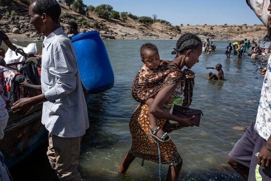Flüchtlinge aus der Region Tigray kommen am Ufer des Tekeze-Setit im Sudan an.