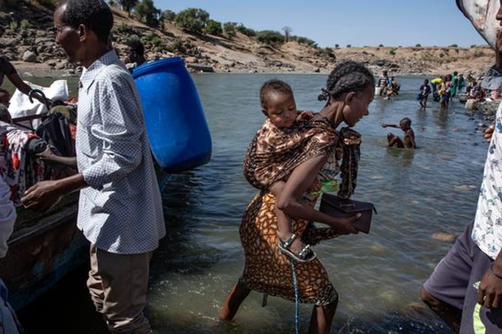 Flüchtlinge aus der Region Tigray kommen am Ufer des Tekeze-Setit im Sudan an.