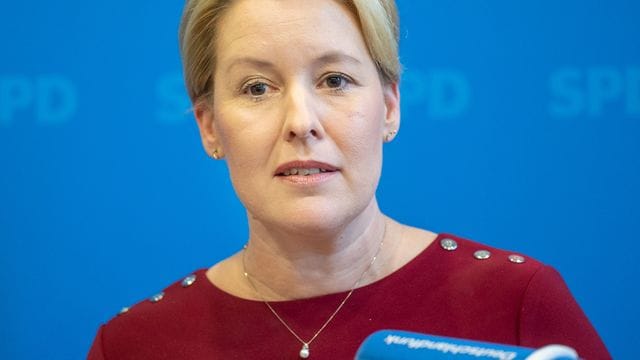 Franziska Giffey, Landesvorsitzende der Berliner SPD, spricht bei einem gemeinsamen Pressestatement nach den Sondierungsgesprächen mit den Vertretern der Parteien Bündnis 90/Die Grünen und Die Linke. Franziska Giffey, Landesvorsitzende der Berliner SPD, spricht bei einem gemeinsamen Pressestatement nach den Sondierungsgesprächen mit den Vertretern der Parteien Bündnis 90/Die Grünen und Die Linke.