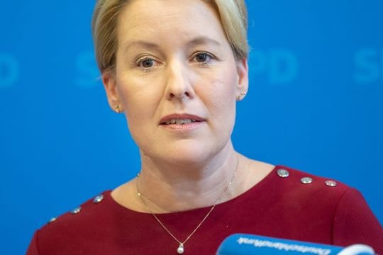 Franziska Giffey, Landesvorsitzende der Berliner SPD, spricht bei einem gemeinsamen Pressestatement nach den Sondierungsgesprächen mit den Vertretern der Parteien Bündnis 90/Die Grünen und Die Linke.