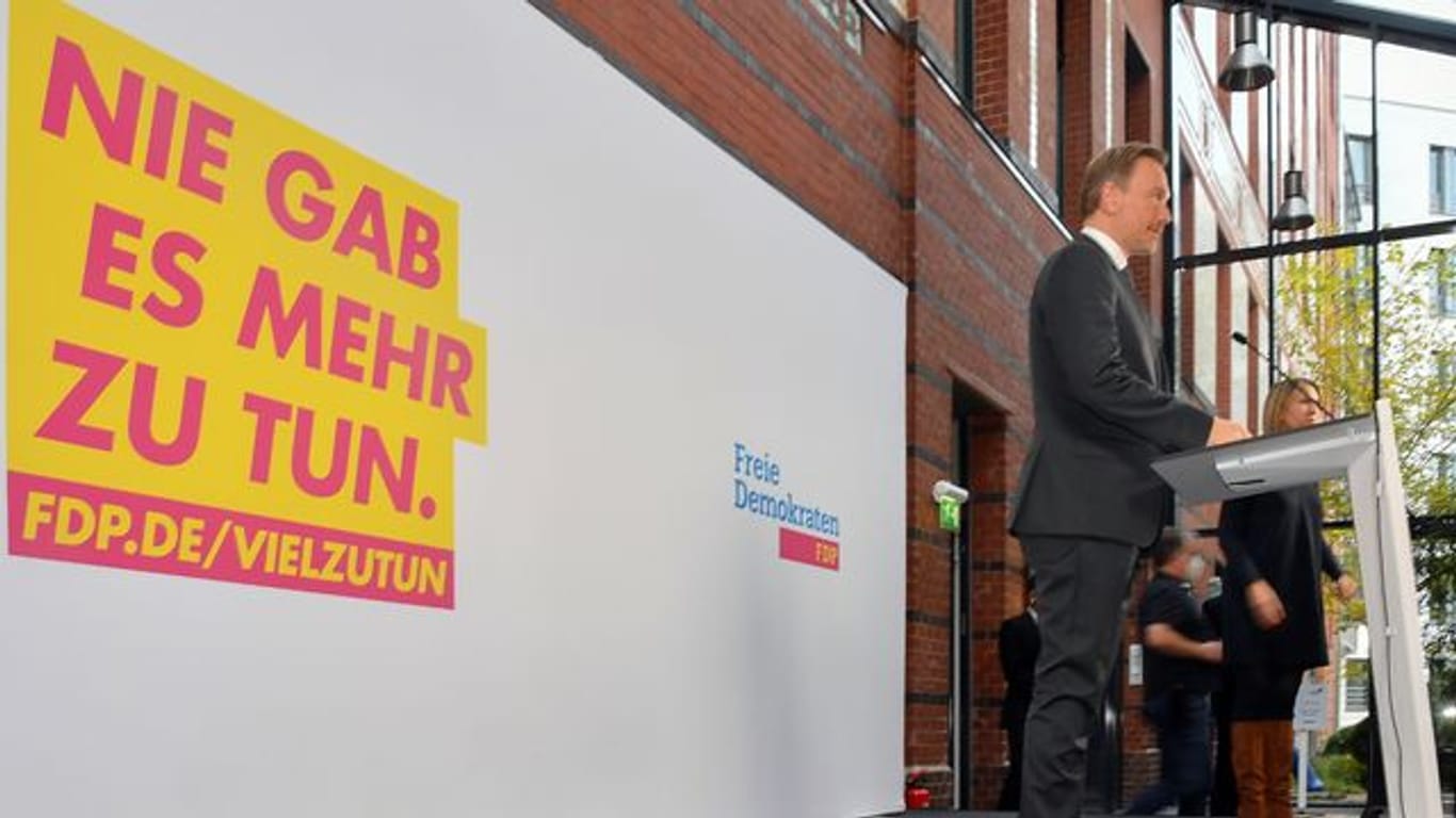 FDP-Chef Christian Lindner gibt zum Beschluss der Aufnahme von Koalitionsverhandlungen mit SPD und Grünen ein Statement ab.