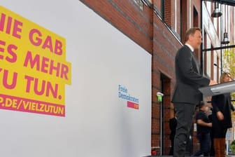 FDP-Chef Christian Lindner gibt zum Beschluss der Aufnahme von Koalitionsverhandlungen mit SPD und Grünen ein Statement ab.
