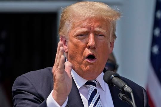 Donald Trump spricht im Trump National Golf Club.