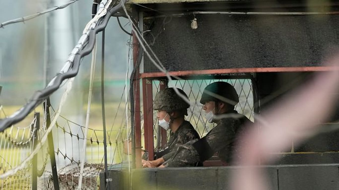 Zwei südkoreanische Soldaten in einem Militärposten am Imjingak-Pavillon nahe der Grenze zu Nordkorea.