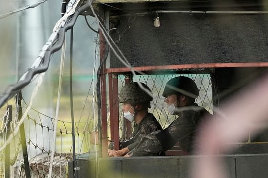 Zwei südkoreanische Soldaten in einem Militärposten am Imjingak-Pavillon nahe der Grenze zu Nordkorea.