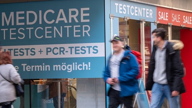 Passanten gehen an einem Corona-Testzentrum in der Münchner Innenstadt vorbei. Passanten gehen an einem Corona-Testzentrum in der Münchner Innenstadt vorbei.