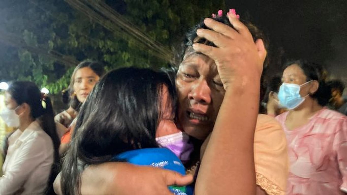 Eine weinende Mutter umarmt ihre Tochter, die aus dem Insein-Gefängnis in Yangon entlassen wurde.