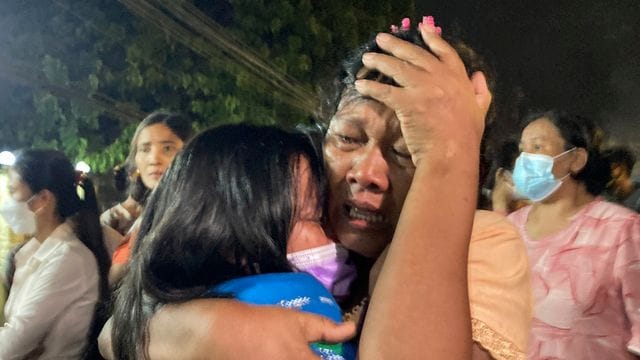 Eine weinende Mutter umarmt ihre Tochter, die aus dem Insein-Gefängnis in Yangon entlassen wurde. Eine weinende Mutter umarmt ihre Tochter, die aus dem Insein-Gefängnis in Yangon entlassen wurde.