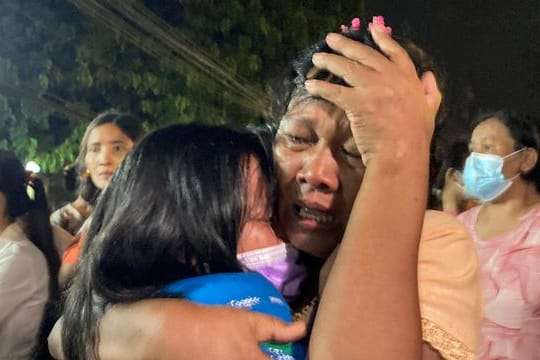 Eine weinende Mutter umarmt ihre Tochter, die aus dem Insein-Gefängnis in Yangon entlassen wurde.